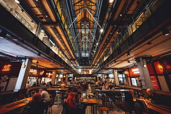 Industrialny food court w dawnej hali fabrycznej